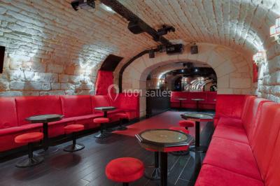 Bibliothèque intégrée dans une façade, remplie de livres aux couvertures variées, dans un cadre urbain.