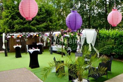 Chemin ombragé bordé d'arbres longeant une rivière calme, avec une barrière en bois sur le côté.