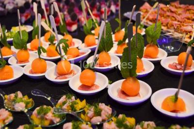 Chemin ombragé bordé d'arbres longeant une rivière calme, avec une barrière en bois sur le côté.
