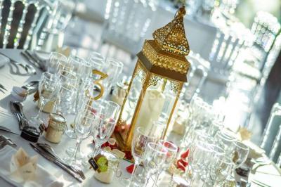 Chemin ombragé bordé d'arbres longeant une rivière calme, avec une barrière en bois sur le côté.