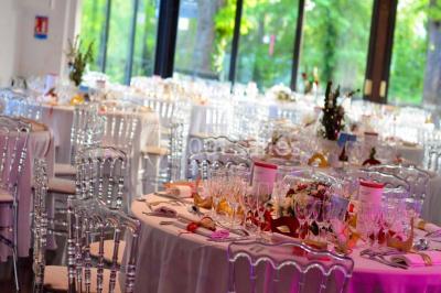 Chemin ombragé bordé d'arbres longeant une rivière calme, avec une barrière en bois sur le côté.