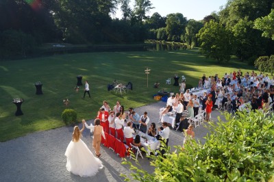 Miniature Location salle Hannut (Liège) - Château d'Avin #10 Manoir blanc entouré de pelouses et d'arbres, avec un étang au premier plan reflétant le bâtiment.