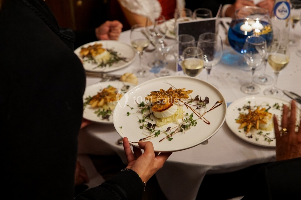 Une assiette gastronomique avec une présentation soignée, servie lors d'un dîner élégant.