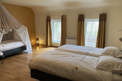 Miniature Location salle Hannut (Liège) - Château d'Avin #31 Manoir blanc entouré de pelouses et d'arbres, avec un étang au premier plan reflétant le bâtiment.