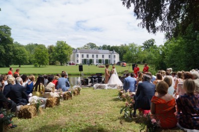 Miniature Location salle Hannut (Liège) - Château d'Avin #5 Manoir blanc entouré de pelouses et d'arbres, avec un étang au premier plan reflétant le bâtiment.