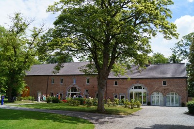 Miniature Location salle Hannut (Liège) - Château d'Avin #28 Manoir blanc entouré de pelouses et d'arbres, avec un étang au premier plan reflétant le bâtiment.