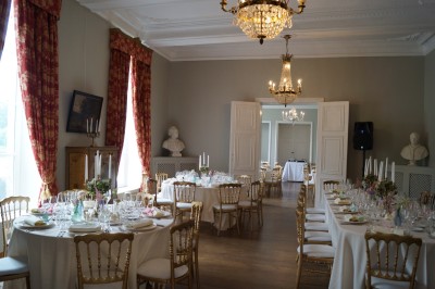 Miniature Location salle Hannut (Liège) - Château d'Avin #6 Manoir blanc entouré de pelouses et d'arbres, avec un étang au premier plan reflétant le bâtiment.