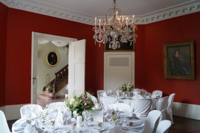 Miniature Location salle Hannut (Liège) - Château d'Avin #15 Manoir blanc entouré de pelouses et d'arbres, avec un étang au premier plan reflétant le bâtiment.