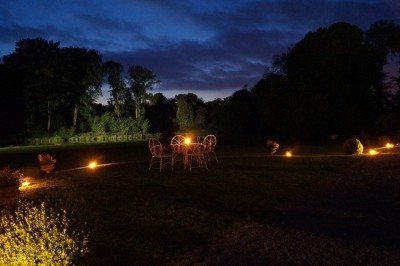 Miniature Location salle Hannut (Liège) - Château d'Avin #26 Manoir blanc entouré de pelouses et d'arbres, avec un étang au premier plan reflétant le bâtiment.