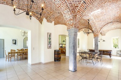 Miniature Location salle Hannut (Liège) - Château d'Avin #22 Manoir blanc entouré de pelouses et d'arbres, avec un étang au premier plan reflétant le bâtiment.