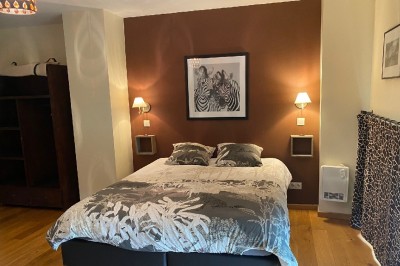 Miniature Location salle Hannut (Liège) - Château d'Avin #29 Manoir blanc entouré de pelouses et d'arbres, avec un étang au premier plan reflétant le bâtiment.