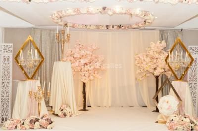 Miniature Location salle Brétigny-sur-Orge (Essonne) - La Joya Réception #21 Décoration de salle avec fleurs roses, chandeliers dorés et rideaux scintillants dans un cadre élégant et lumineux.