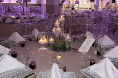 Miniature Location salle Brétigny-sur-Orge (Essonne) - La Joya Réception #12 Décoration de salle avec fleurs roses, chandeliers dorés et rideaux scintillants dans un cadre élégant et lumineux.