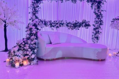 Miniature Location salle Brétigny-sur-Orge (Essonne) - La Joya Réception #2 Décoration de salle avec fleurs roses, chandeliers dorés et rideaux scintillants dans un cadre élégant et lumineux.