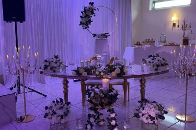 Miniature Location salle Brétigny-sur-Orge (Essonne) - La Joya Réception #8 Décoration de salle avec fleurs roses, chandeliers dorés et rideaux scintillants dans un cadre élégant et lumineux.