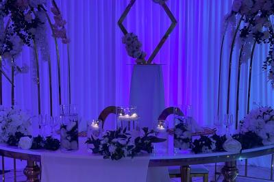 Miniature Location salle Brétigny-sur-Orge (Essonne) - La Joya Réception #15 Décoration de salle avec fleurs roses, chandeliers dorés et rideaux scintillants dans un cadre élégant et lumineux.