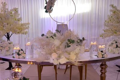 Miniature Location salle Brétigny-sur-Orge (Essonne) - La Joya Réception #10 Décoration de salle avec fleurs roses, chandeliers dorés et rideaux scintillants dans un cadre élégant et lumineux.