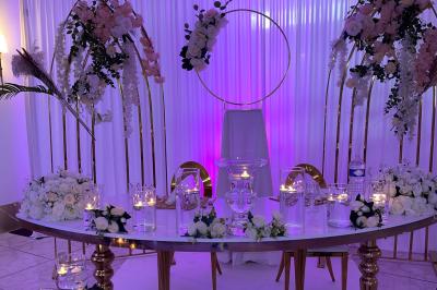 Miniature Location salle Brétigny-sur-Orge (Essonne) - La Joya Réception #14 Décoration de salle avec fleurs roses, chandeliers dorés et rideaux scintillants dans un cadre élégant et lumineux.