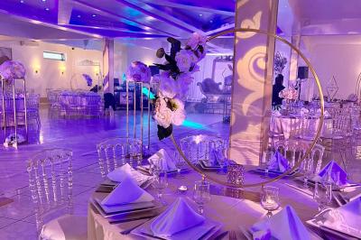 Miniature Location salle Brétigny-sur-Orge (Essonne) - La Joya Réception #6 Décoration de salle avec fleurs roses, chandeliers dorés et rideaux scintillants dans un cadre élégant et lumineux.