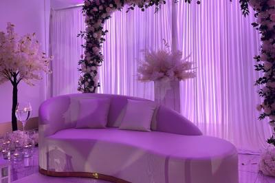 Miniature Location salle Brétigny-sur-Orge (Essonne) - La Joya Réception #19 Décoration de salle avec fleurs roses, chandeliers dorés et rideaux scintillants dans un cadre élégant et lumineux.