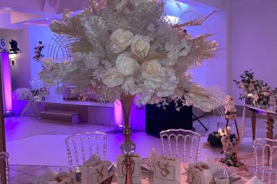 Miniature Location salle Brétigny-sur-Orge (Essonne) - La Joya Réception #13 Décoration de salle avec fleurs roses, chandeliers dorés et rideaux scintillants dans un cadre élégant et lumineux.