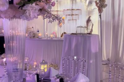 Miniature Location salle Brétigny-sur-Orge (Essonne) - La Joya Réception #11 Décoration de salle avec fleurs roses, chandeliers dorés et rideaux scintillants dans un cadre élégant et lumineux.