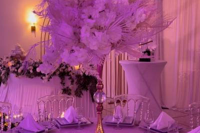 Miniature Location salle Brétigny-sur-Orge (Essonne) - La Joya Réception #20 Décoration de salle avec fleurs roses, chandeliers dorés et rideaux scintillants dans un cadre élégant et lumineux.