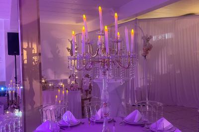 Miniature Location salle Brétigny-sur-Orge (Essonne) - La Joya Réception #9 Décoration de salle avec fleurs roses, chandeliers dorés et rideaux scintillants dans un cadre élégant et lumineux.