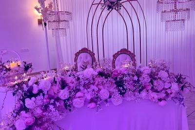 Miniature Location salle Brétigny-sur-Orge (Essonne) - La Joya Réception #5 Décoration de salle avec fleurs roses, chandeliers dorés et rideaux scintillants dans un cadre élégant et lumineux.