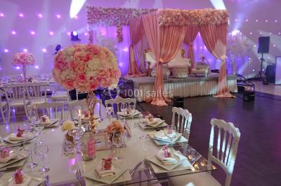 Miniature Location salle Pontault-Combault (Seine-et-Marne) - L'Alhambra #1 Salle colorée avec petites tables et chaises pour enfants, entourées de canapés aux motifs vifs sur un tapis décoré.