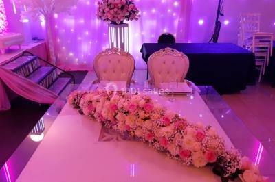 Miniature Location salle Pontault-Combault (Seine-et-Marne) - L'Alhambra #2 Salle colorée avec petites tables et chaises pour enfants, entourées de canapés aux motifs vifs sur un tapis décoré.