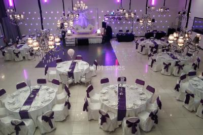 Miniature Location salle Pontault-Combault (Seine-et-Marne) - L'Alhambra #5 Salle colorée avec petites tables et chaises pour enfants, entourées de canapés aux motifs vifs sur un tapis décoré.