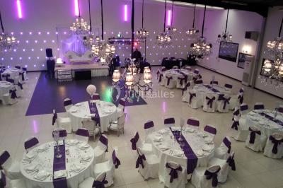 Miniature Location salle Pontault-Combault (Seine-et-Marne) - L'Alhambra #6 Salle colorée avec petites tables et chaises pour enfants, entourées de canapés aux motifs vifs sur un tapis décoré.