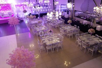 Miniature Location salle Pontault-Combault (Seine-et-Marne) - L'Alhambra #4 Salle colorée avec petites tables et chaises pour enfants, entourées de canapés aux motifs vifs sur un tapis décoré.