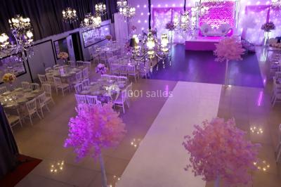 Miniature Location salle Pontault-Combault (Seine-et-Marne) - L'Alhambra #7 Salle colorée avec petites tables et chaises pour enfants, entourées de canapés aux motifs vifs sur un tapis décoré.