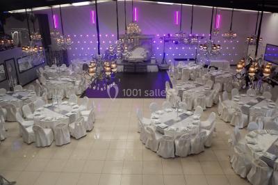 Miniature Location salle Pontault-Combault (Seine-et-Marne) - L'Alhambra #9 Salle colorée avec petites tables et chaises pour enfants, entourées de canapés aux motifs vifs sur un tapis décoré.