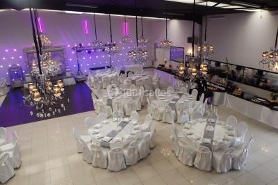 Miniature Location salle Pontault-Combault (Seine-et-Marne) - L'Alhambra #10 Salle colorée avec petites tables et chaises pour enfants, entourées de canapés aux motifs vifs sur un tapis décoré.