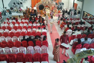 Miniature Location salle Pontault-Combault (Seine-et-Marne) - L'Alhambra #11 Salle colorée avec petites tables et chaises pour enfants, entourées de canapés aux motifs vifs sur un tapis décoré.