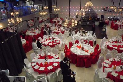 Miniature Location salle Pontault-Combault (Seine-et-Marne) - L'Alhambra #12 Salle colorée avec petites tables et chaises pour enfants, entourées de canapés aux motifs vifs sur un tapis décoré.