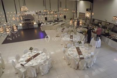 Miniature Location salle Pontault-Combault (Seine-et-Marne) - L'Alhambra #13 Salle colorée avec petites tables et chaises pour enfants, entourées de canapés aux motifs vifs sur un tapis décoré.