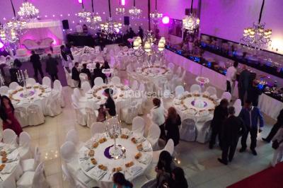 Miniature Location salle Pontault-Combault (Seine-et-Marne) - L'Alhambra #15 Salle colorée avec petites tables et chaises pour enfants, entourées de canapés aux motifs vifs sur un tapis décoré.