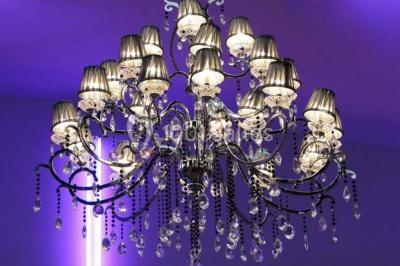 Miniature Location salle Pontault-Combault (Seine-et-Marne) - L'Alhambra #16 Salle colorée avec petites tables et chaises pour enfants, entourées de canapés aux motifs vifs sur un tapis décoré.