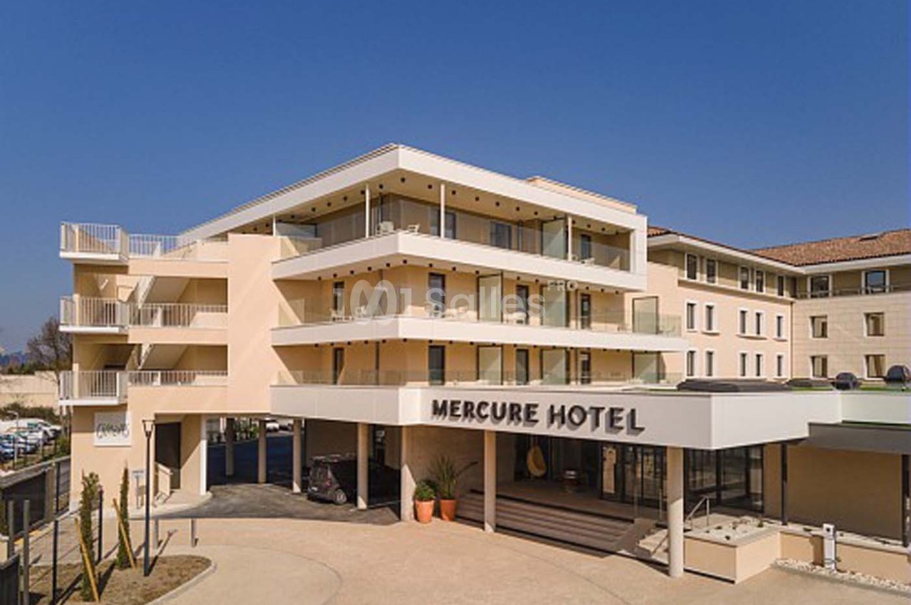 Façade d'un hôtel moderne à plusieurs étages avec balcons, entrée principale et enseigne ’Mercure Hotel’.