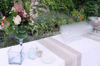 Miniature Location salle Reilly (Oise) - Château de Reilly #9 Plateau de canapés variés avec charcuterie, fromage, légumes et garnitures, présenté sur une table blanche.