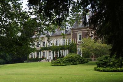 Miniature Location salle Reilly (Oise) - Château de Reilly #10 Plateau de canapés variés avec charcuterie, fromage, légumes et garnitures, présenté sur une table blanche.