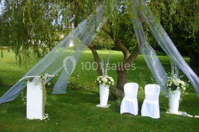 Miniature Location salle Reilly (Oise) - Château de Reilly #6 Plateau de canapés variés avec charcuterie, fromage, légumes et garnitures, présenté sur une table blanche.