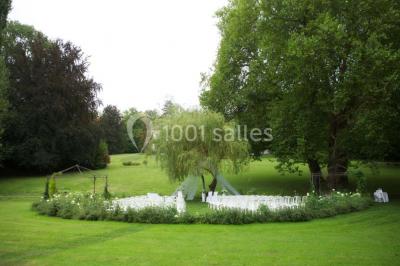 Miniature Location salle Reilly (Oise) - Château de Reilly #7 Plateau de canapés variés avec charcuterie, fromage, légumes et garnitures, présenté sur une table blanche.