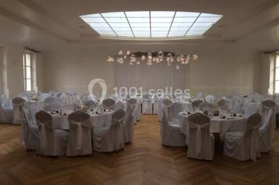 Miniature Location salle Reilly (Oise) - Château de Reilly #11 Plateau de canapés variés avec charcuterie, fromage, légumes et garnitures, présenté sur une table blanche.