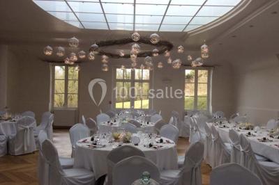 Miniature Location salle Reilly (Oise) - Château de Reilly #12 Plateau de canapés variés avec charcuterie, fromage, légumes et garnitures, présenté sur une table blanche.