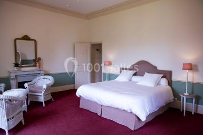 Miniature Location salle Reilly (Oise) - Château de Reilly #14 Plateau de canapés variés avec charcuterie, fromage, légumes et garnitures, présenté sur une table blanche.